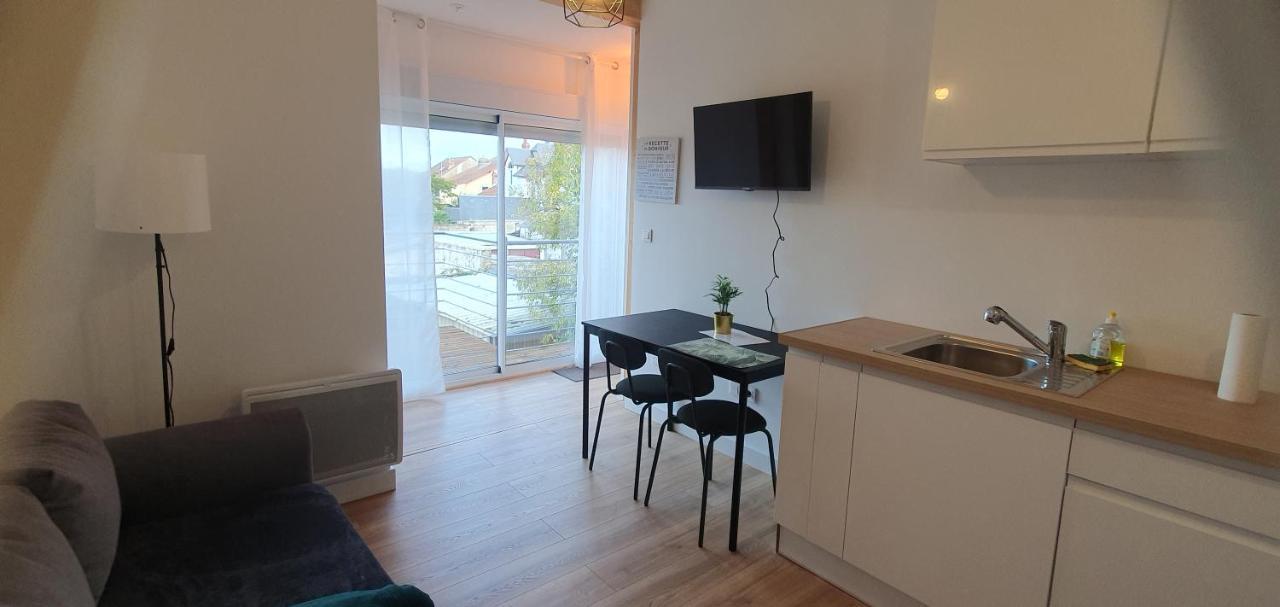 Charmant T2 Avec Grande Terrasse Quartier Jardin Massey تارْب المظهر الخارجي الصورة